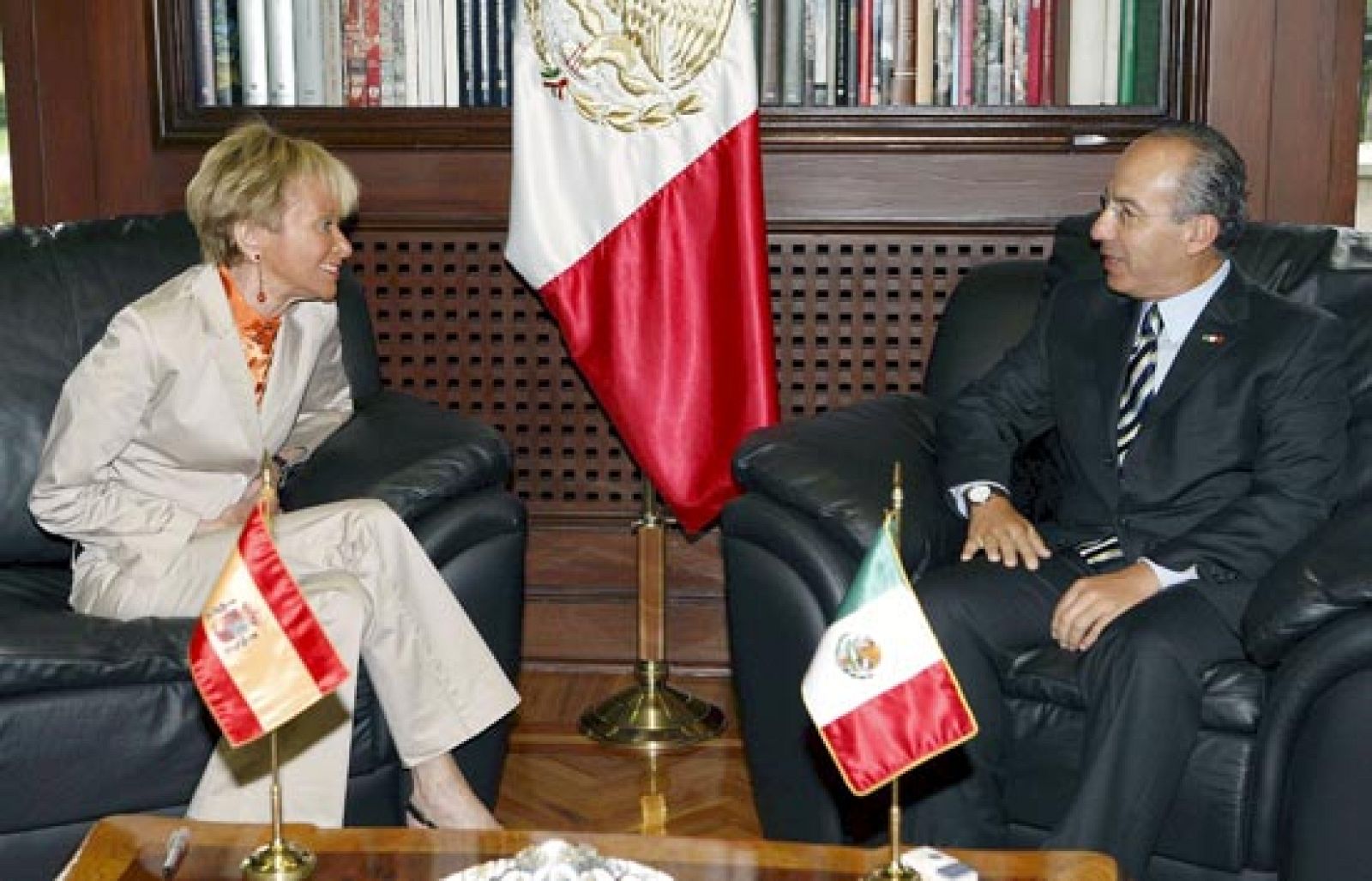 Fernández de la Vega se entrevista con Felipe Calderón | Ver