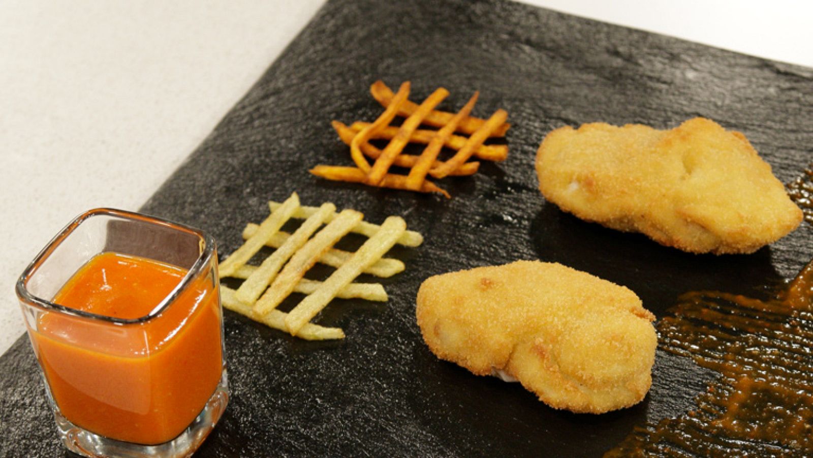 Solomillo de cerdo a la villaroy con patatas y salsa pimientos