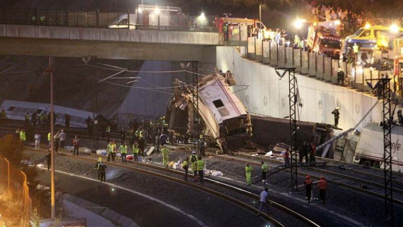 Los peritos inspeccionan en Santiago el lugar donde descarriló el Alvia el pasado 24 de julio