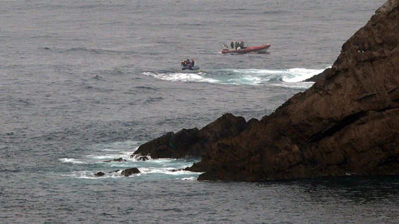 Los buzos, preparados para entrar en el pesquero naufragado en Cabo Peñas