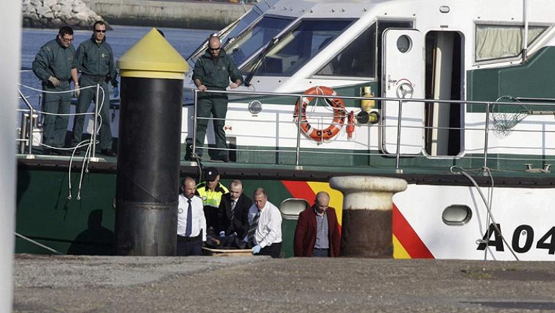 Los buzos recuperan el cadáver de un tripulante del pesquero hundido frente a Cabo Peñas | Ver