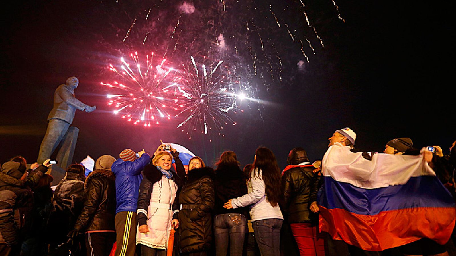 Miles de personas esperan en las calles de Crimea los resultados del referéndum