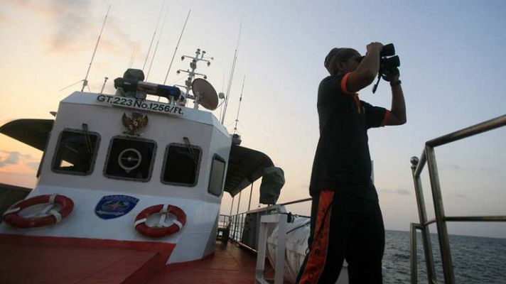 Telediario 1 - Avión malasio desparecido