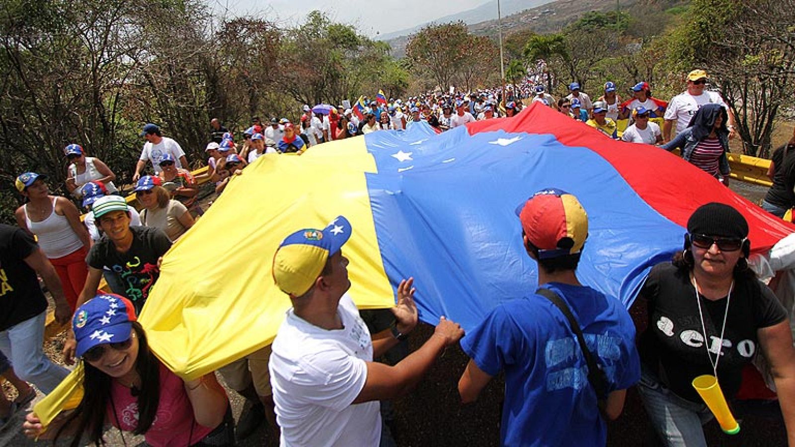 Maduro y Capriles sopesan una reunión para rebajar la tensión en Venezuela | Ver
