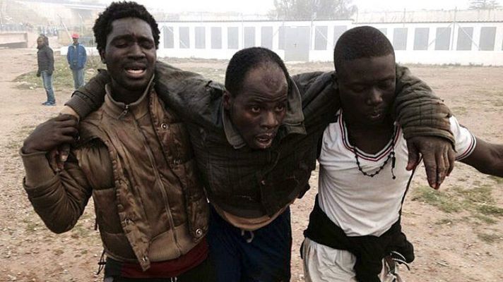 Los desayunos - Cientos de inmigrantes subsaharianos entran en Melilla en varios saltos de la valla