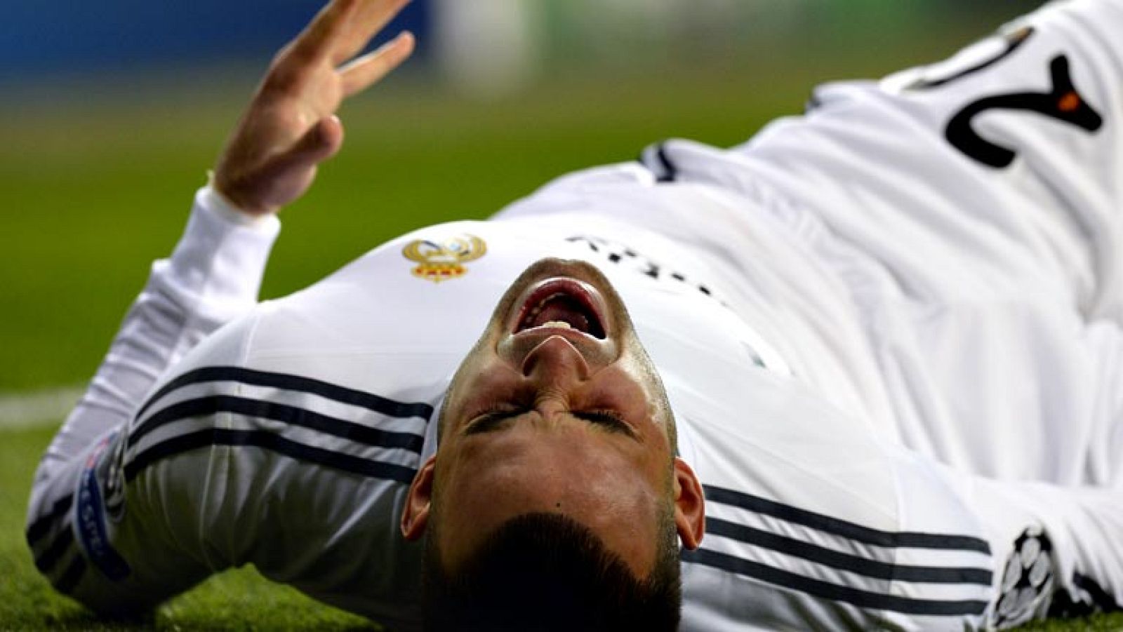 Jesé Rodríguez se lesionó a los tres minutos de partido en la vuelta de octavos de final de Liga de Campeones ante el Schalke 04, tras ser arrollado por Sead Kolasinac a los tres minutos, cuando protegía el balón y se dañó la rodilla derecha. Un part