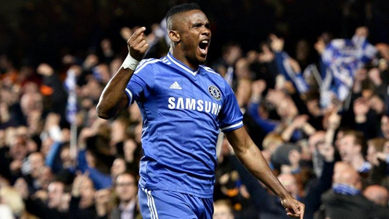 El veterano delantero camerunés adelanta a su equipo en el partido de vuelta de los octavos de final entre Chelsea y Galatasaray.