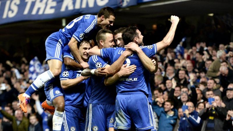 El Chelsea del portugués José Mourinho se mostró hoy superior al Galatasaray en Stamford Bridge y selló con un 2-0 su derecho a estar en el bombo de cuartos de final de la Liga de Campeones en el sorteo del próximo viernes. El camerunés Samuel Eto'o