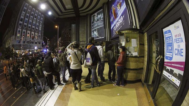 Rajoy tomará alguna "decisión" sobre el IVA cultural, que Rubalcaba califica de "castigo" - Informativo 24h | Ver