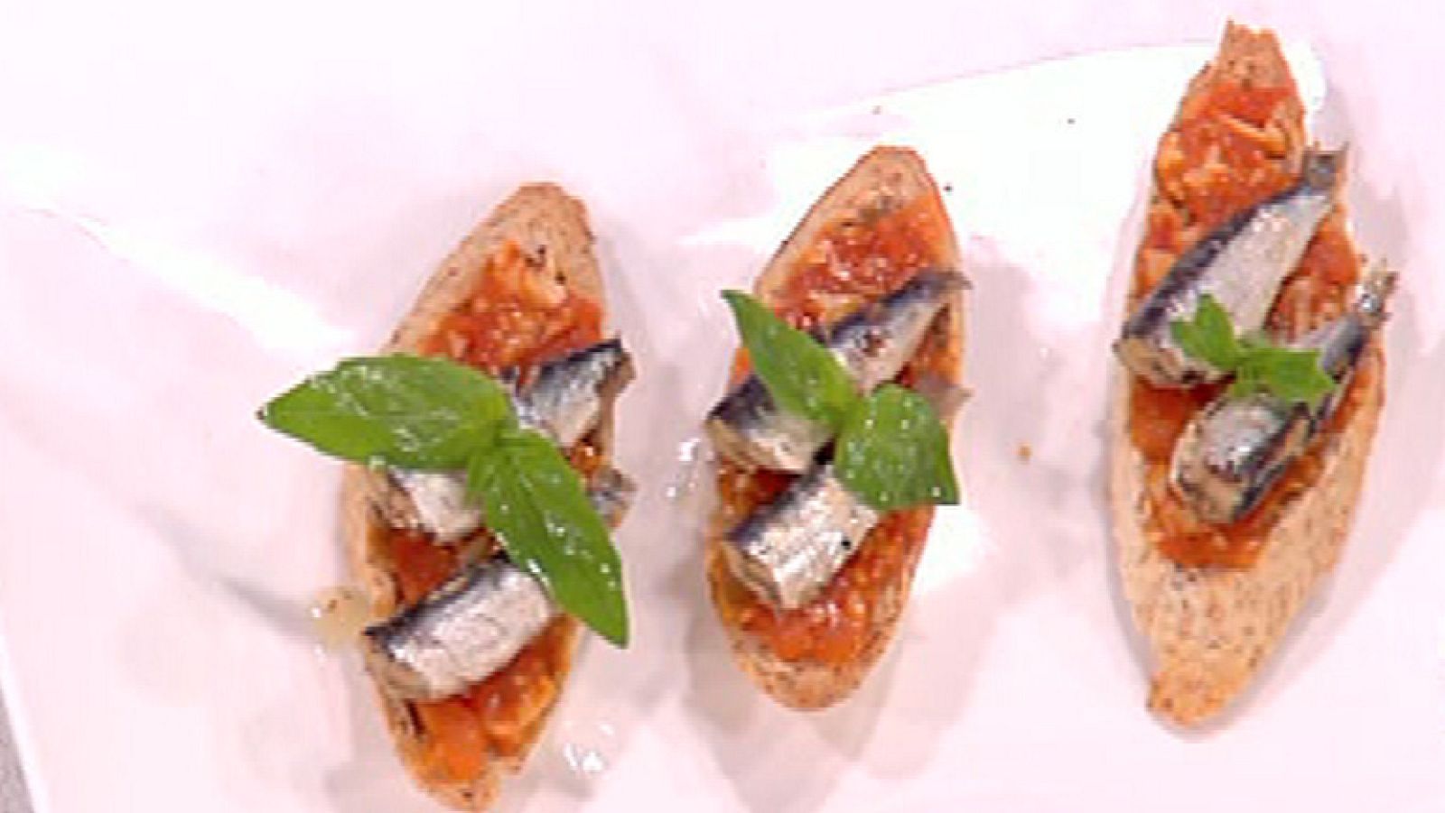 Tosta de sardinas con tomate y aceite de ajo