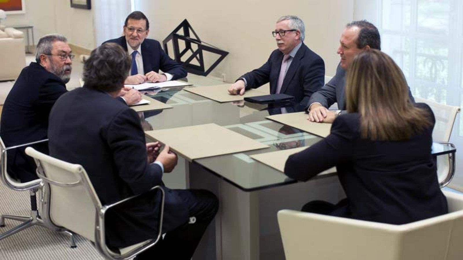 La CEOE sugiere que Gobierno, sindicatos y patronal negocien un salario mínimo para jóvenes