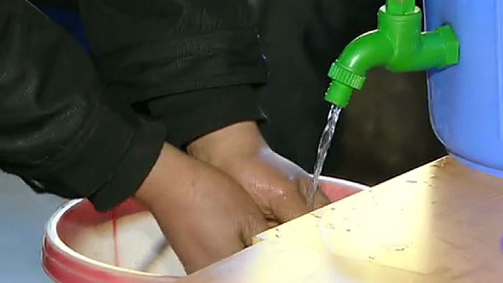 Los pozos contaminados obligan a caminar durante horas en la comunidad de San Si Lung, en Vietnam