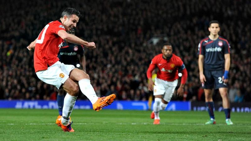 Penalti absurdo que comete Holebas sobre Van Persie que el propio delantero holandés se encarga de transformar en gol.