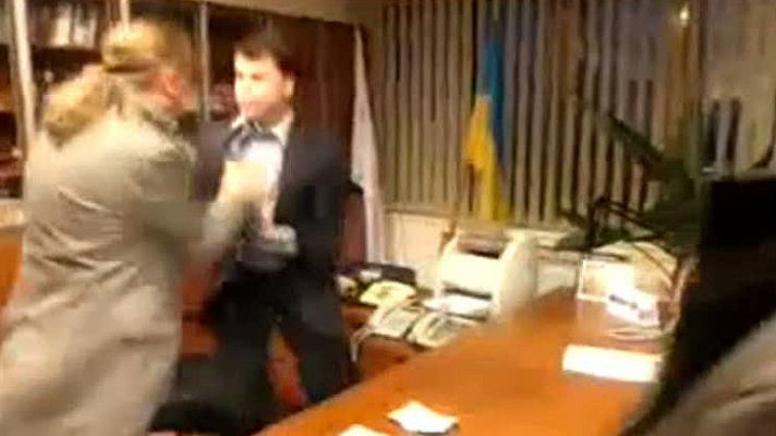Telediario 1 - Militantes de Svoboda obligan a dimitir a golpes al director de la televisión pública ucraniana