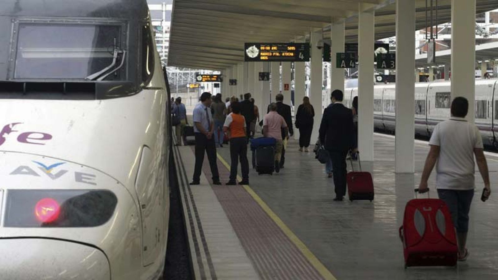 La ministra de Fomento presenta novedades para los trenes de alta velocidad