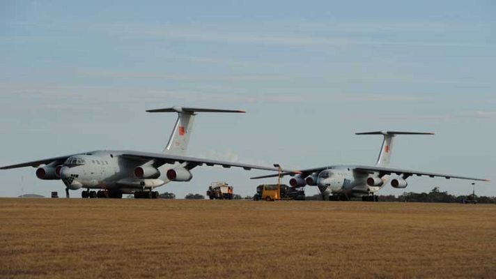 Telediario 1 - China localiza posibles restos del avión perdido