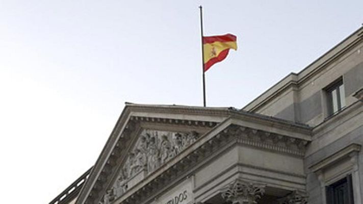 Telediario 1 - Banderas a media asta en los edificios oficiales