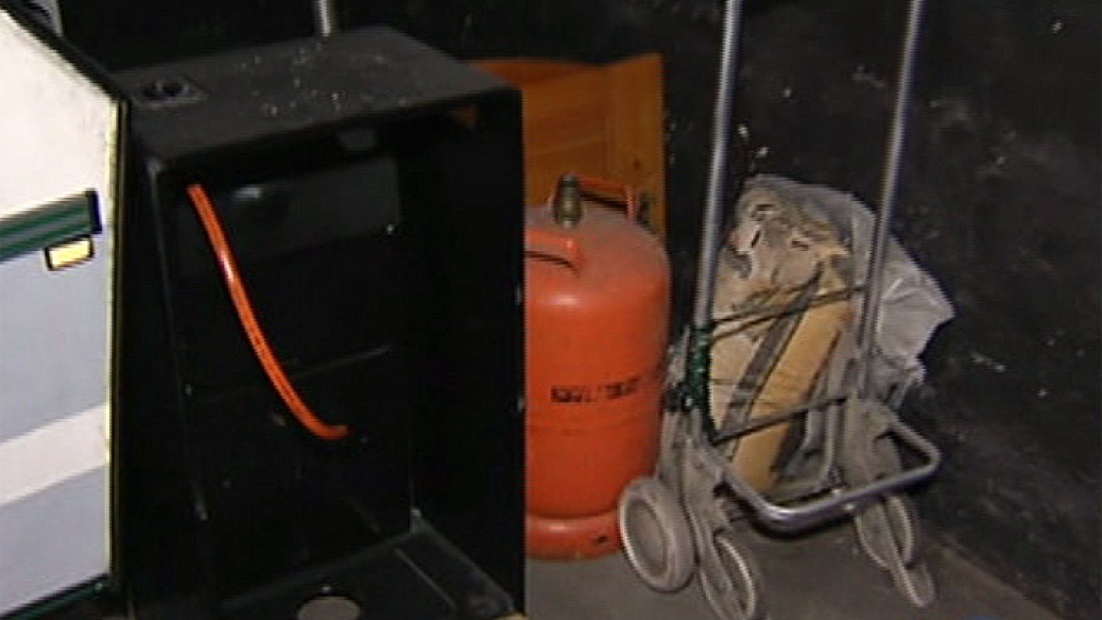 Entre Todos - Un vecino se instala a vivir dentro de su caravana en el garaje