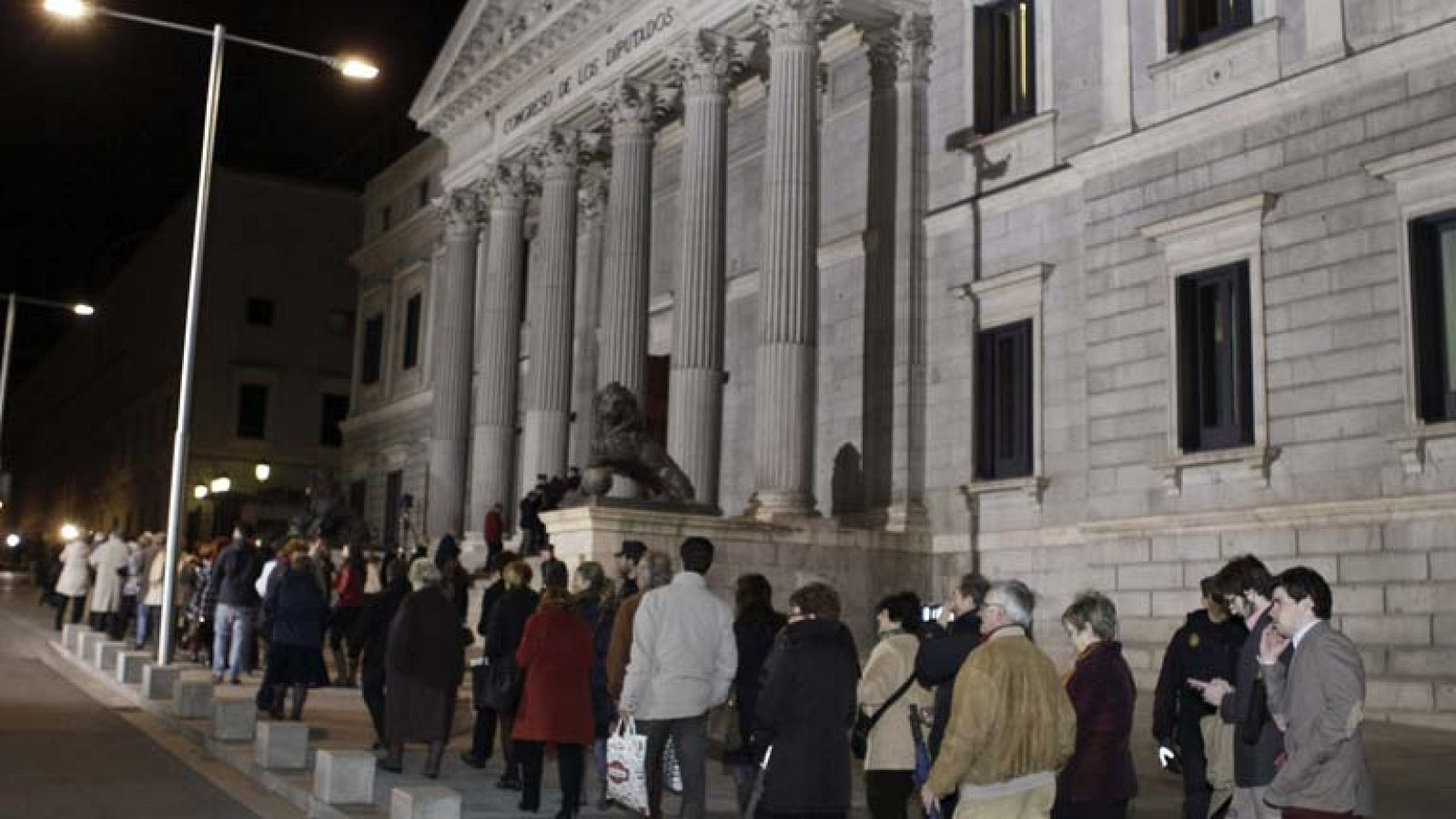 Alrededor de 30.000 personas han pasado por la capilla ardiente de Adolfo Suárez, en casi 24 horas
