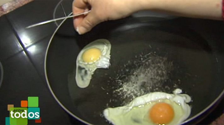 Entre todos - Mª José y Loli fríen dos huevos