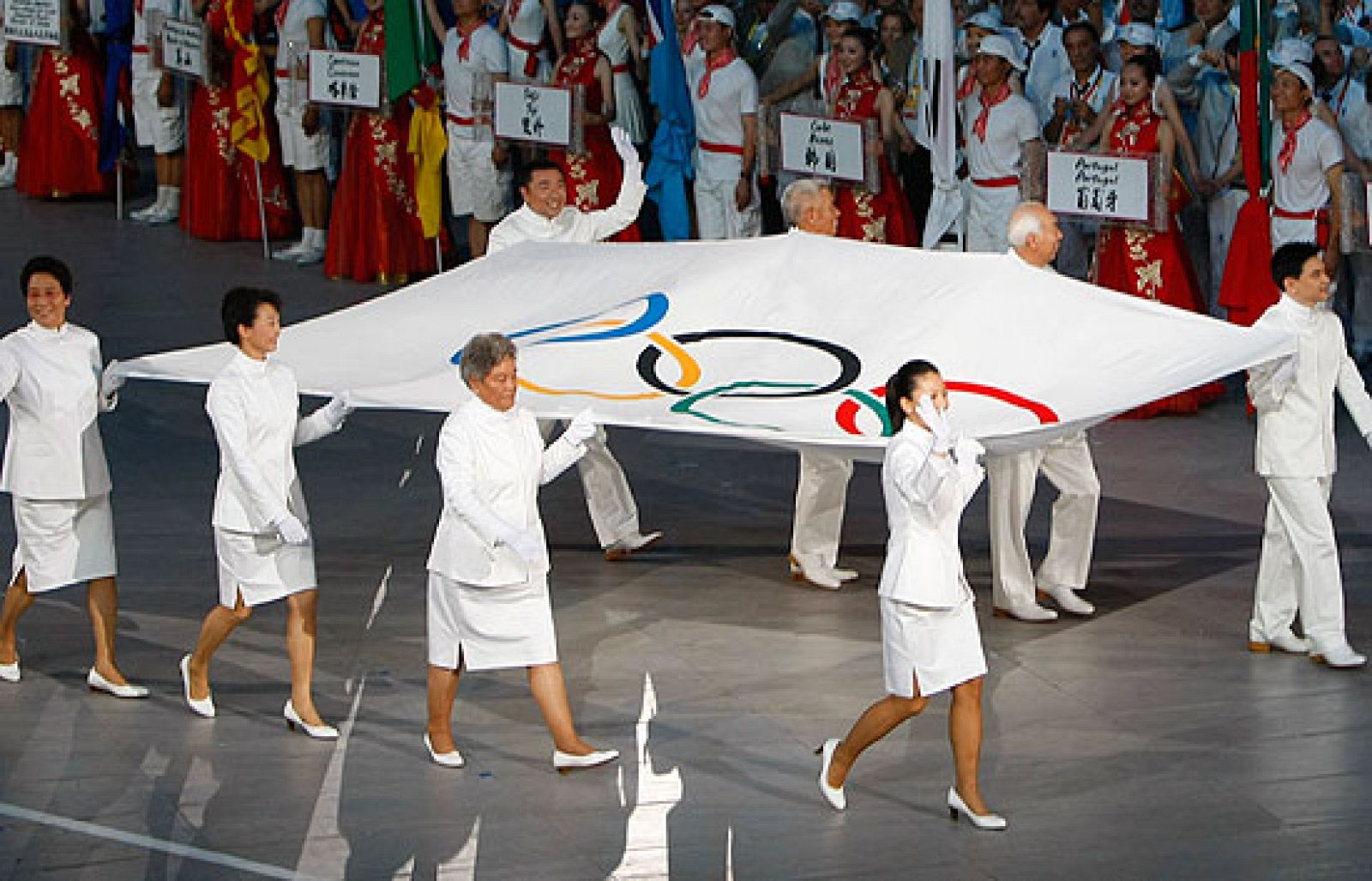 Emocionante izado de la bandera olímpica