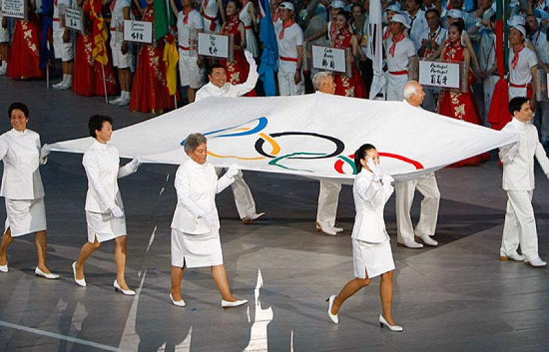 Emocionante izado de la bandera olímpica