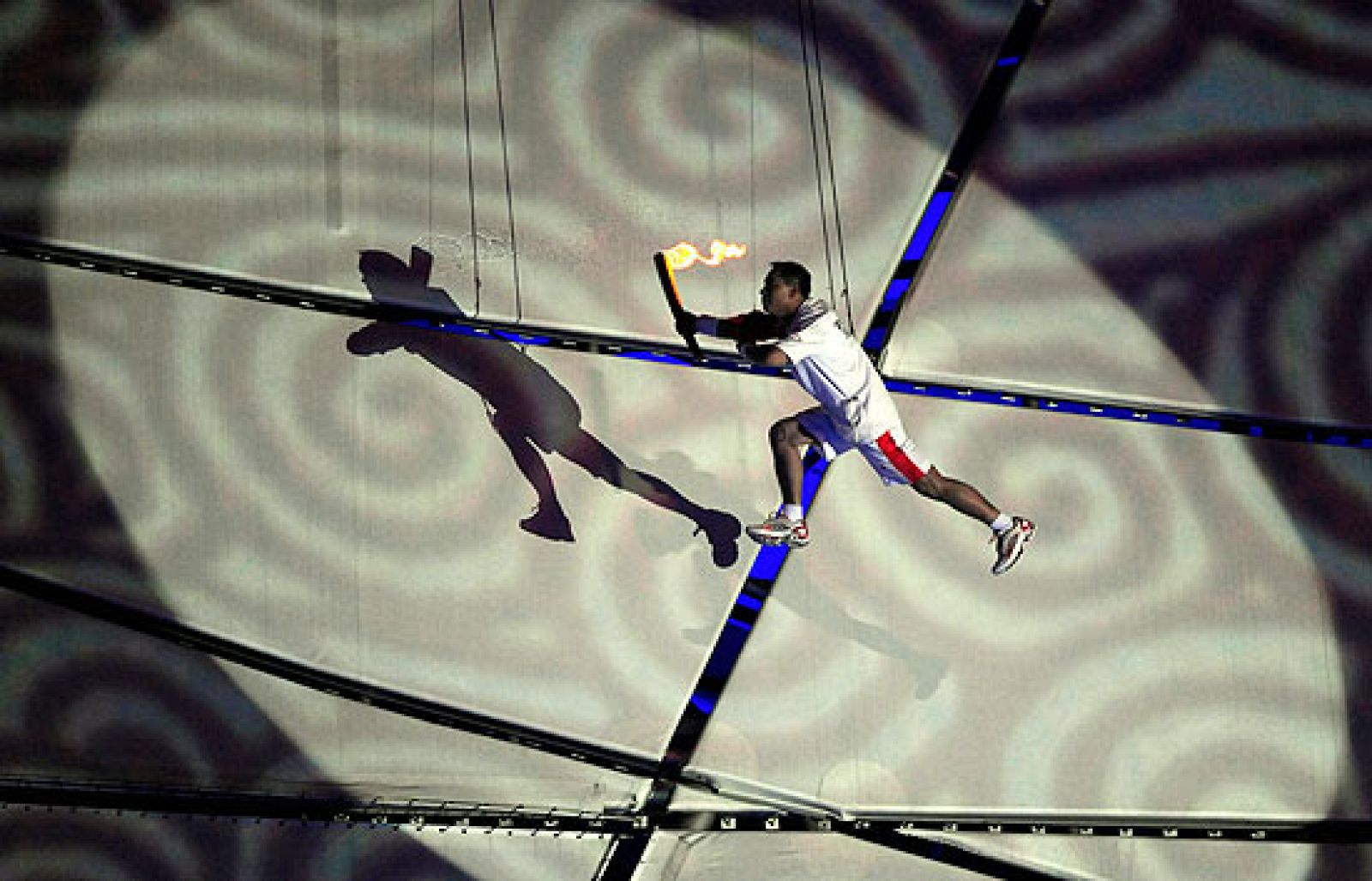 El último relevo de la antorcha olímpica ha volado para llegar a encender el pebetero y dar por inaugurados los Juegos Olímpicos de Pekín 2008.