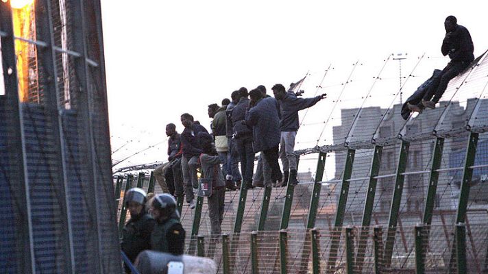Telediario 1 - Cientos de inmigrantes subsaharianos intentan entrar en Melilla en distintos grupos