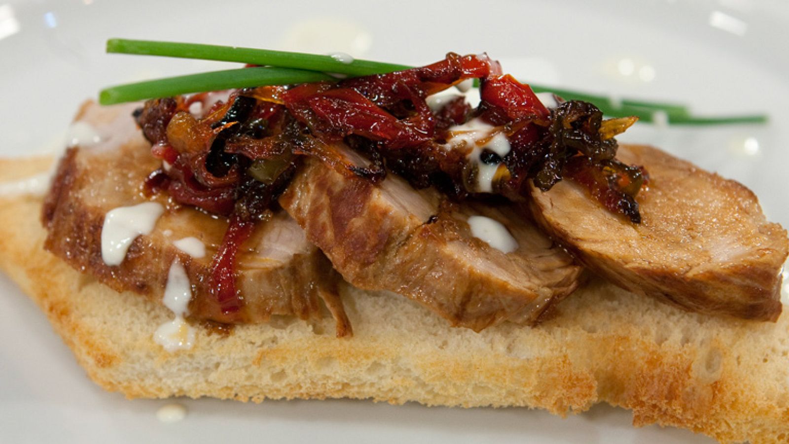 Tosta de solomillo con cebolla caramelizada