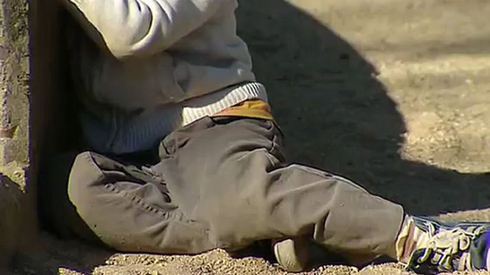 Telediario 1 - Dos niñas halladas en una cueva en desamparo