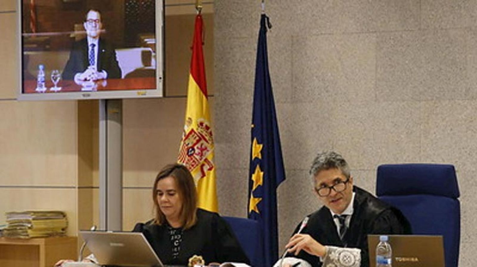 El presidente catalán no identifica a ninguno de los 19 acusados por el asedio al Parlament