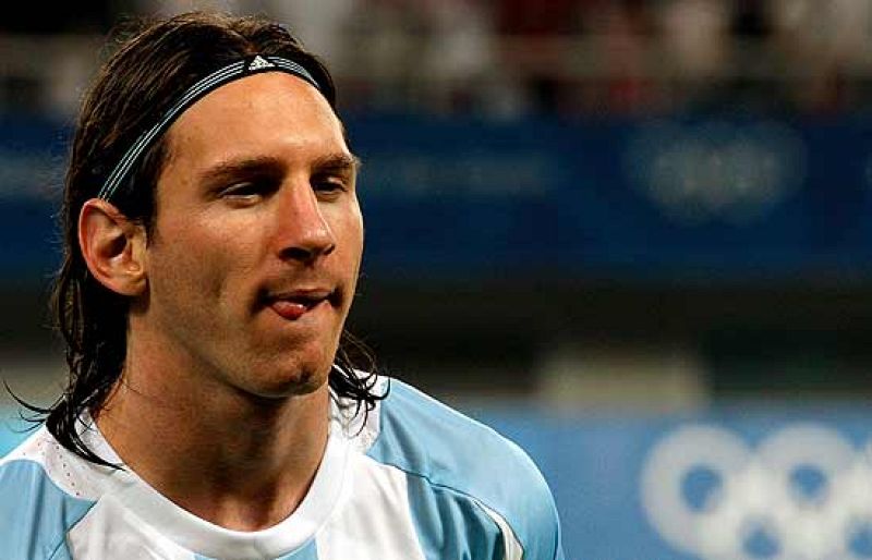 Los Juegos Olímpicos continúan con su segunda jornada. Entre otros muchos acontecimientos, vuelve a jugar la Argentina de Messi, Agüero y Riquelme.