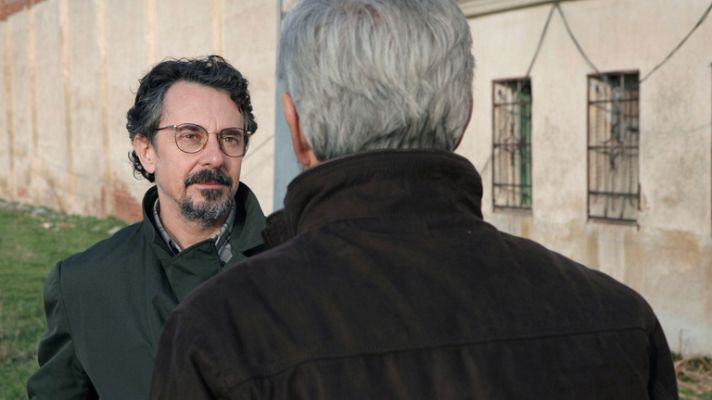 Cuéntame cómo pasó - Eugenio abre los ojos a Antonio