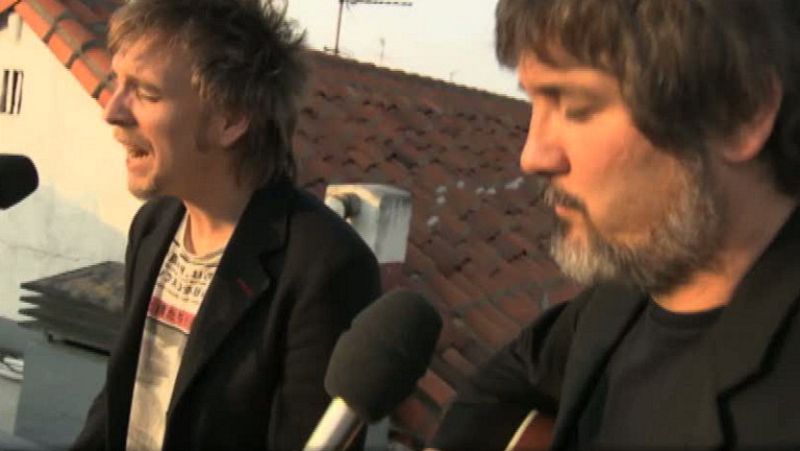 Elefantes interpretan "Escuchar al viento" en acústico