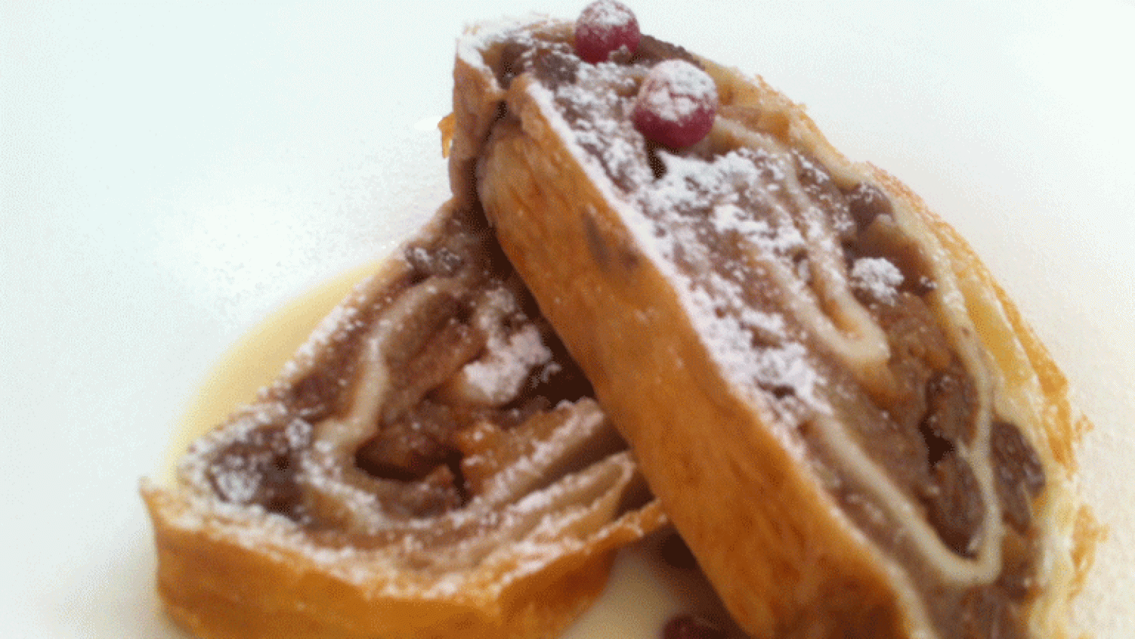 Dulce de hojaldre relleno de manzana