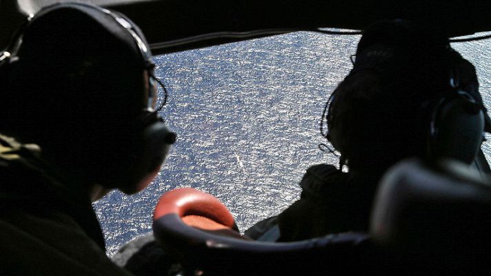 Telediario 1 - Un buque chino detecta una señal que podría pertenecer a la caja negra del avión malasio