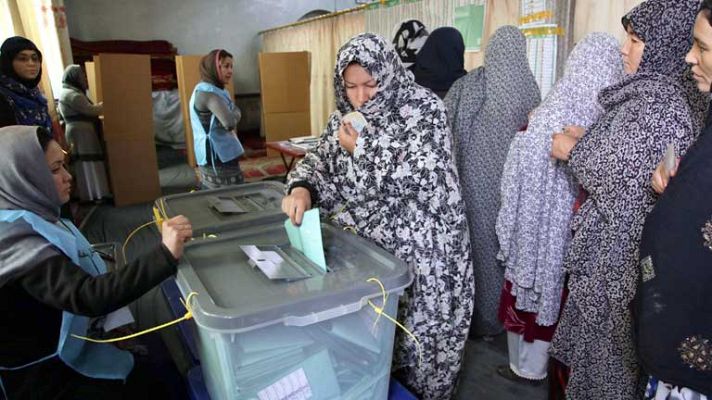 Telediario 1 - Se cierran los colegios electorales en Aganistan