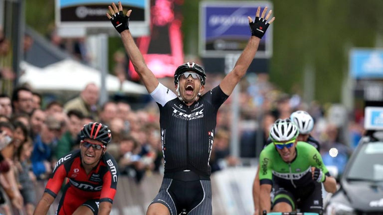 El ciclista suizo Fabian Cancellara (Trek Factory Racing) ha  logrado el triunfo en la 98¬ edición de la Vuelta a Flandes,  disputado entre las localidades belgas de Brujas y Oudenaarde sobre  359 kilómetros, por lo se corona por tercera vez en la qu