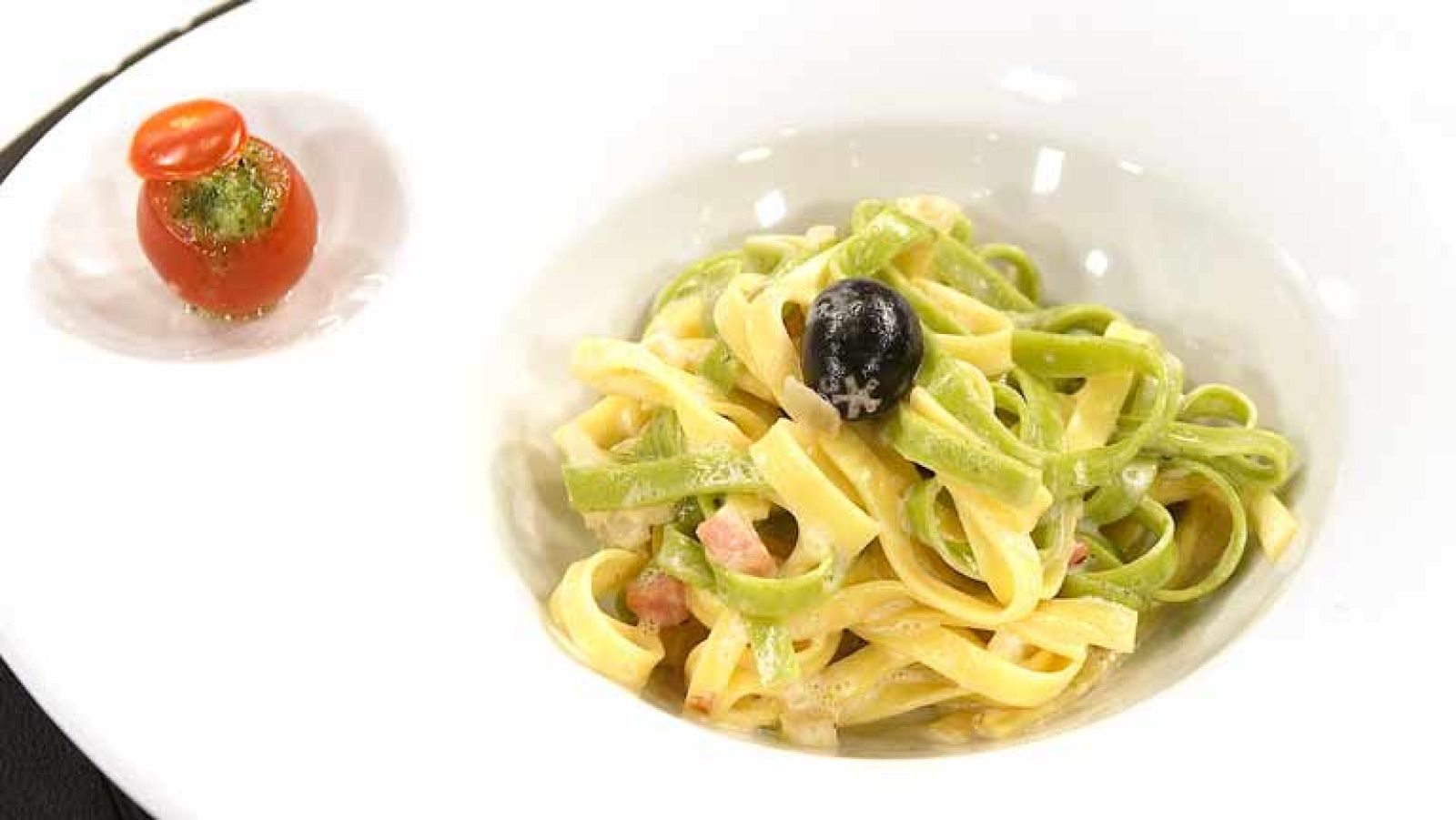 Pasta fresca a la crema con tomates rellenos de pesto