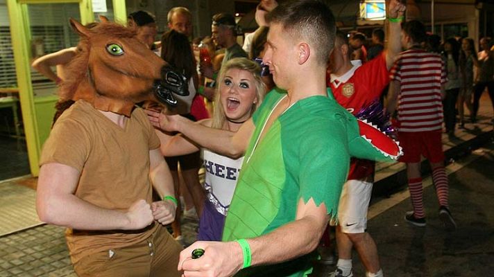 Telediario 1 - Unos 10.000 jóvenes británicos comparten Salou con los jubilados