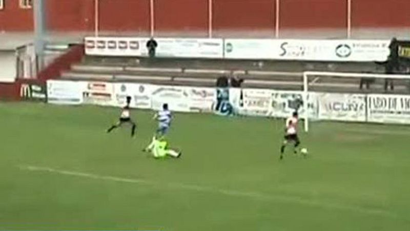 El mejor gol de la jornada el pasado fin de semana fue en Tercera División. El jugador del Arosa Quique Cubas se fue de todo el equipo rival y anotó un golazo.