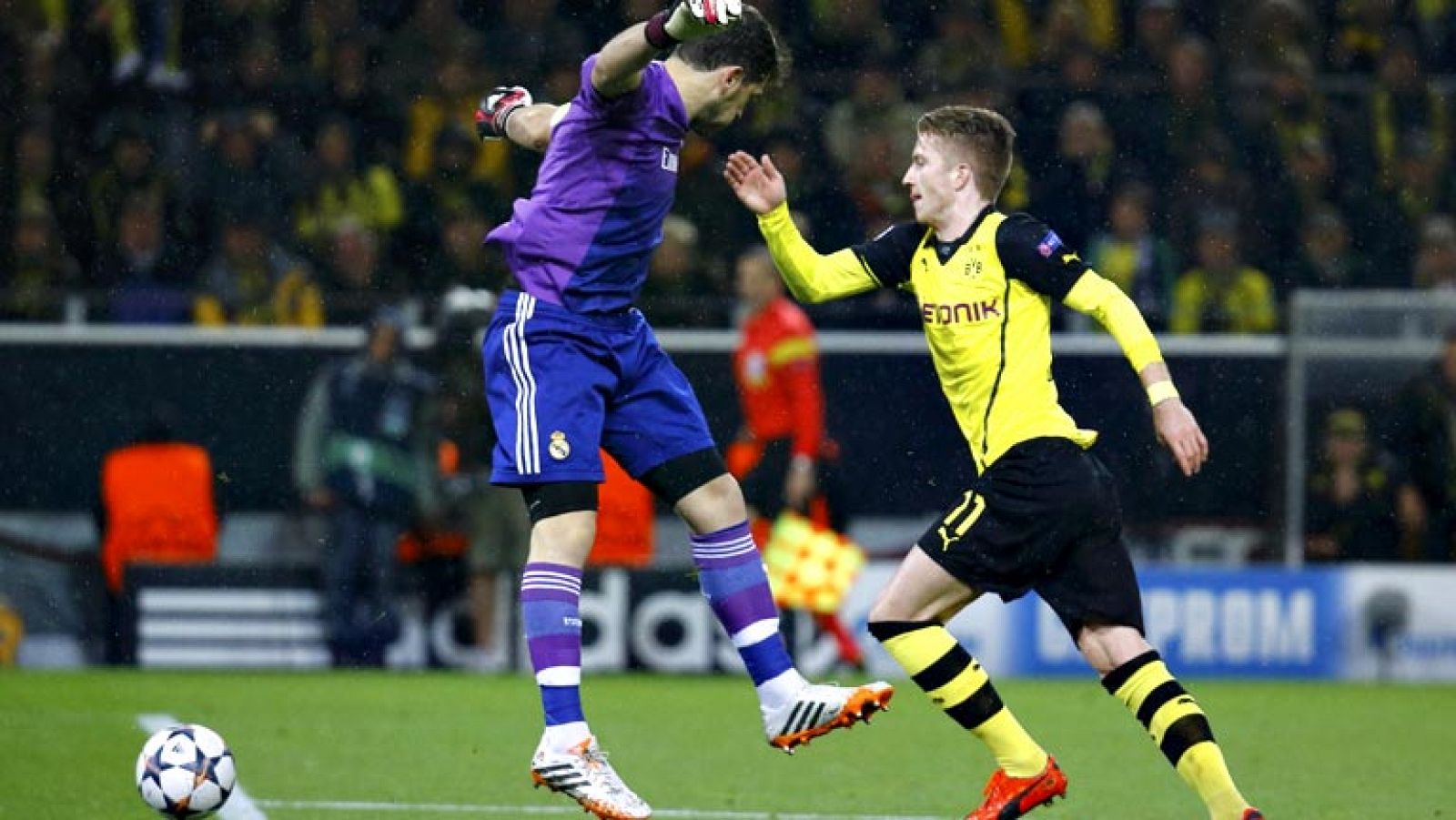 El Real Madrid alcanzó su cuarta semifinal consecutiva de Liga de Campeones, al hacer buena la renta de tres goles de la ida en una venganza repleta de sufrimiento, frente a un Borussia Dortmund repleto de voluntad, que ganó con doblete de Reus y no