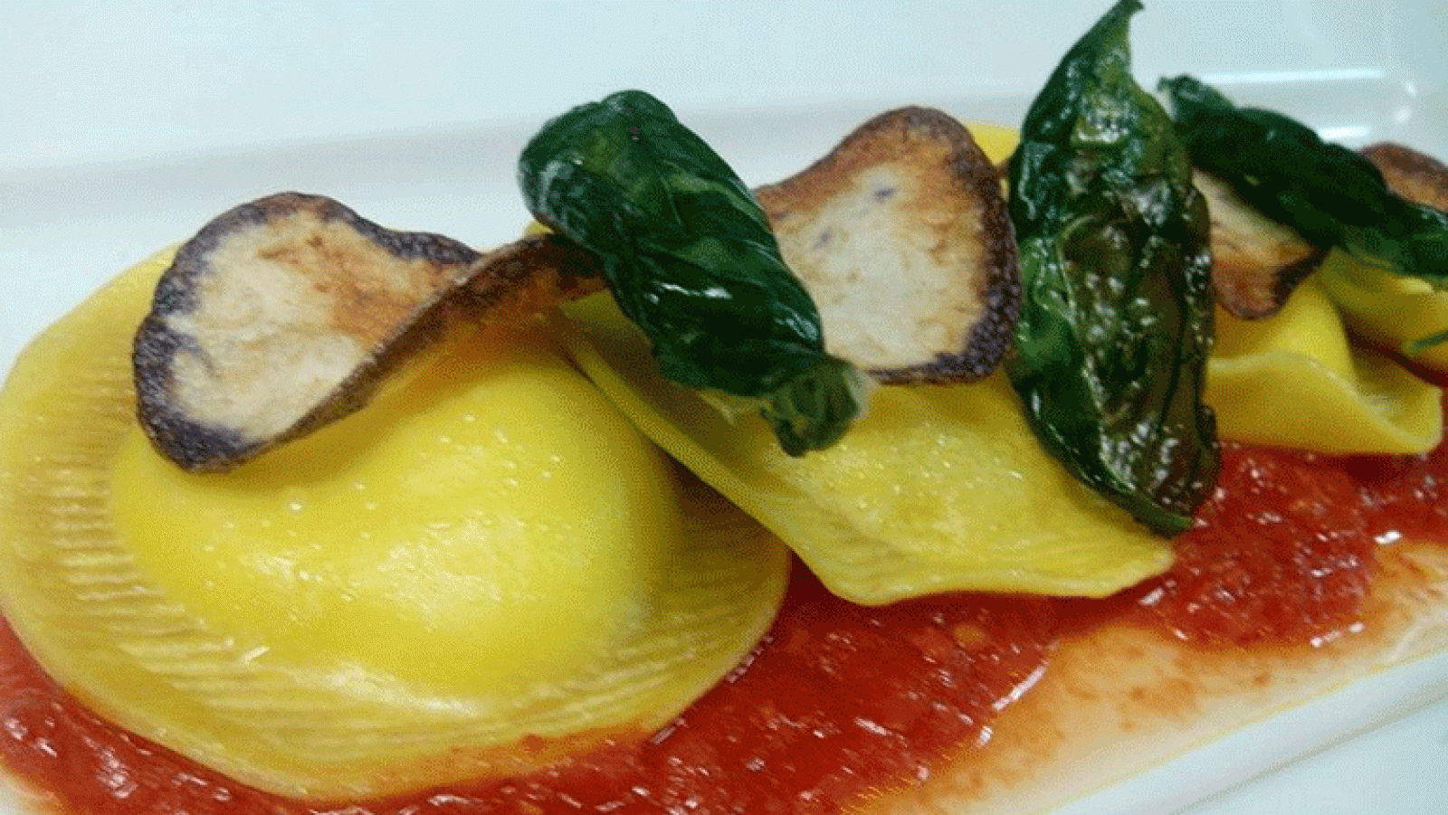 España Directo- Pasta rellena de queso con salsa de tomate y albahaca