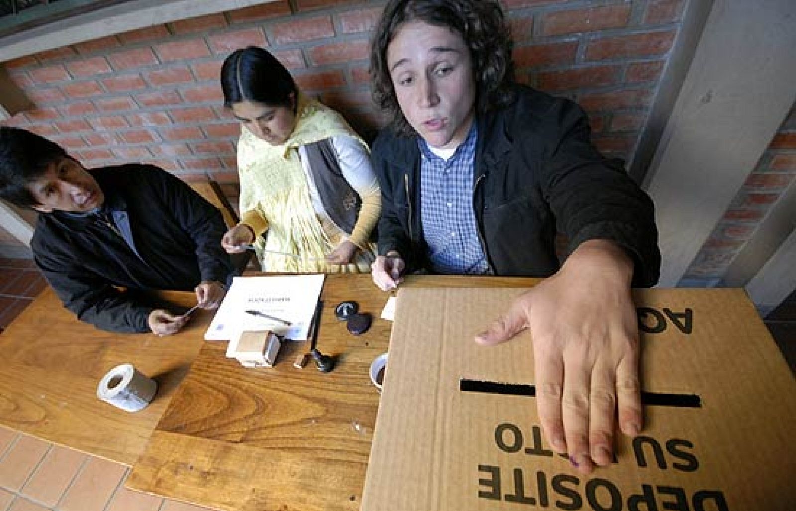 Los bolivianos deciden en las urnas si quieren que Evo Morales siga como presidente del país. El referéndum revocatorio es una fórmula poco habitual en democrácia.