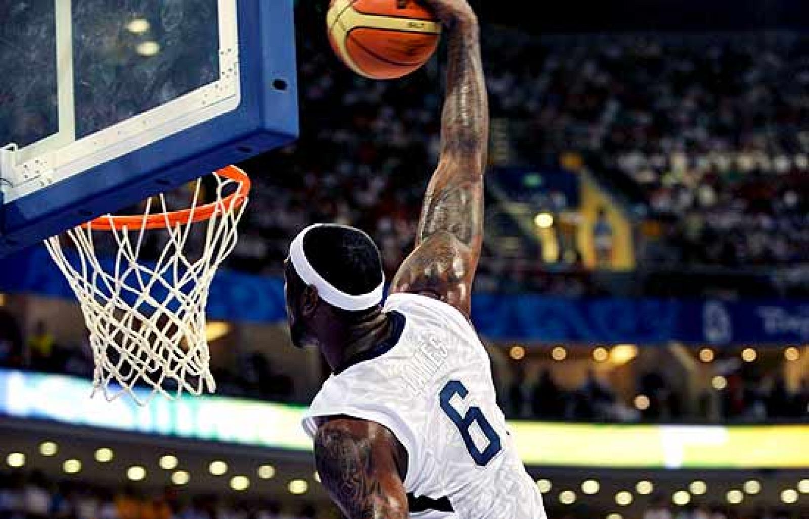 La selección de Estados Unidos de baloncesto se ha estrenado con victoria. El favorito al oro ha vencido claramente al anfitrión, la selección de China, por 101 a 70.