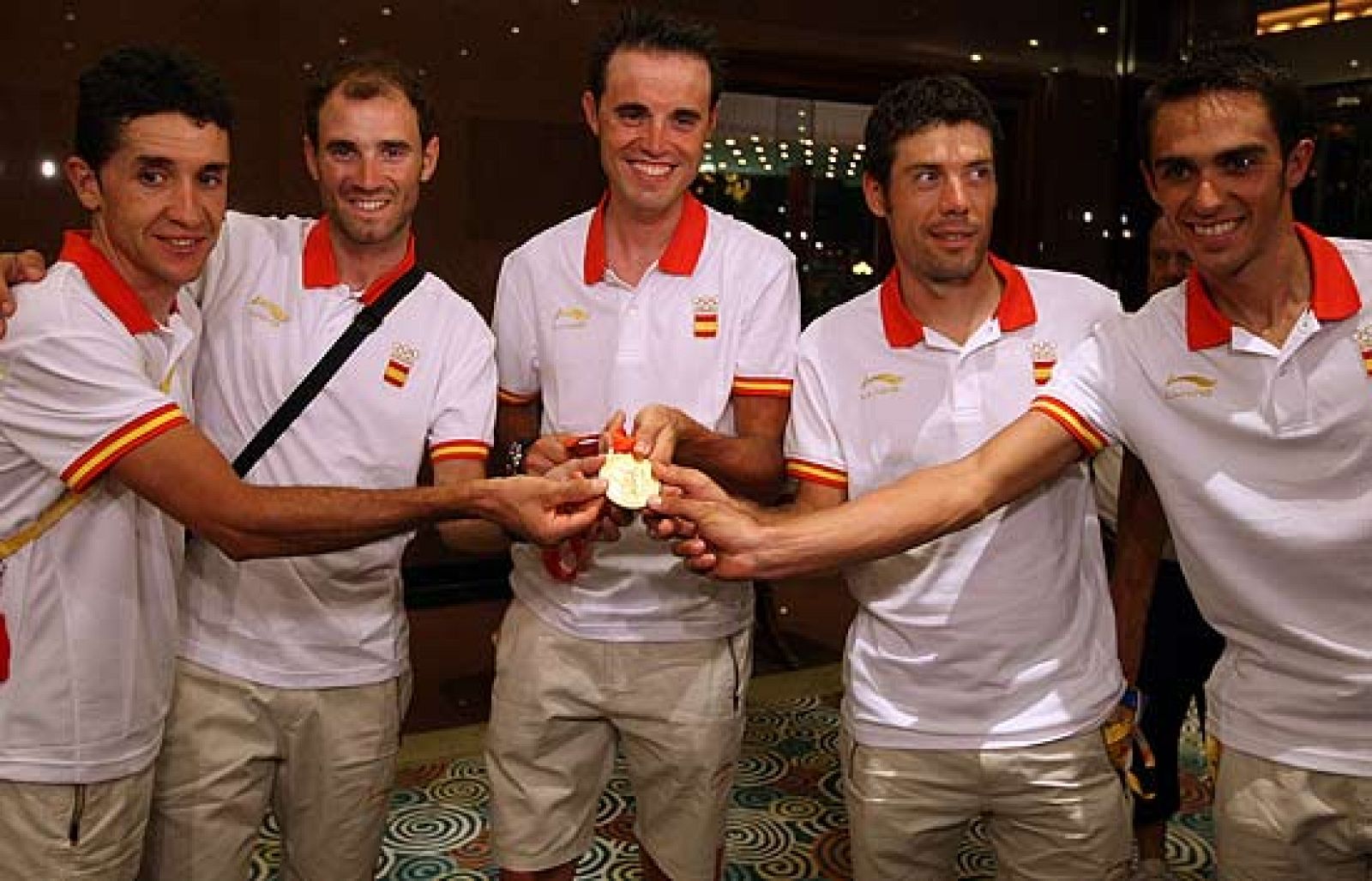 Samuel Sánchez disfruta como un niño de su flamante medalla de oro. El corredor asturiano ha paseado el metal por Pekín, y en la plaza deTiananmen se ha convertido en el centro de atención de los pekineses.