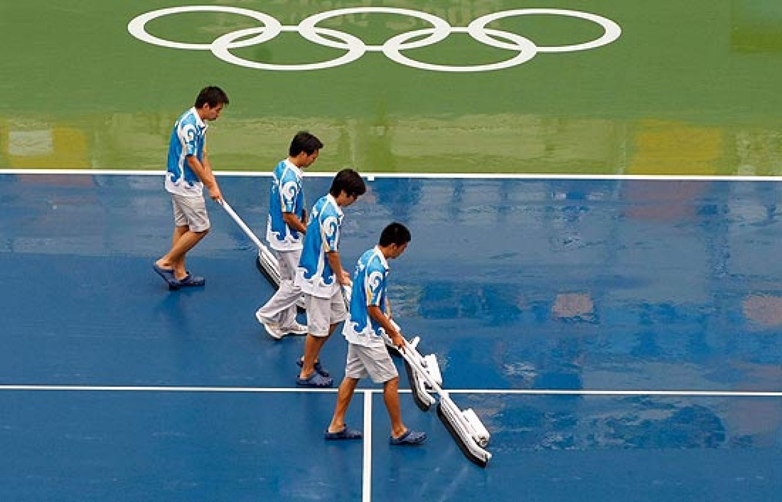 La intensa lluvia que ha caído sobre Pekín ha dificultado e impedido el desarrollo de algunas pruebas deportivas.