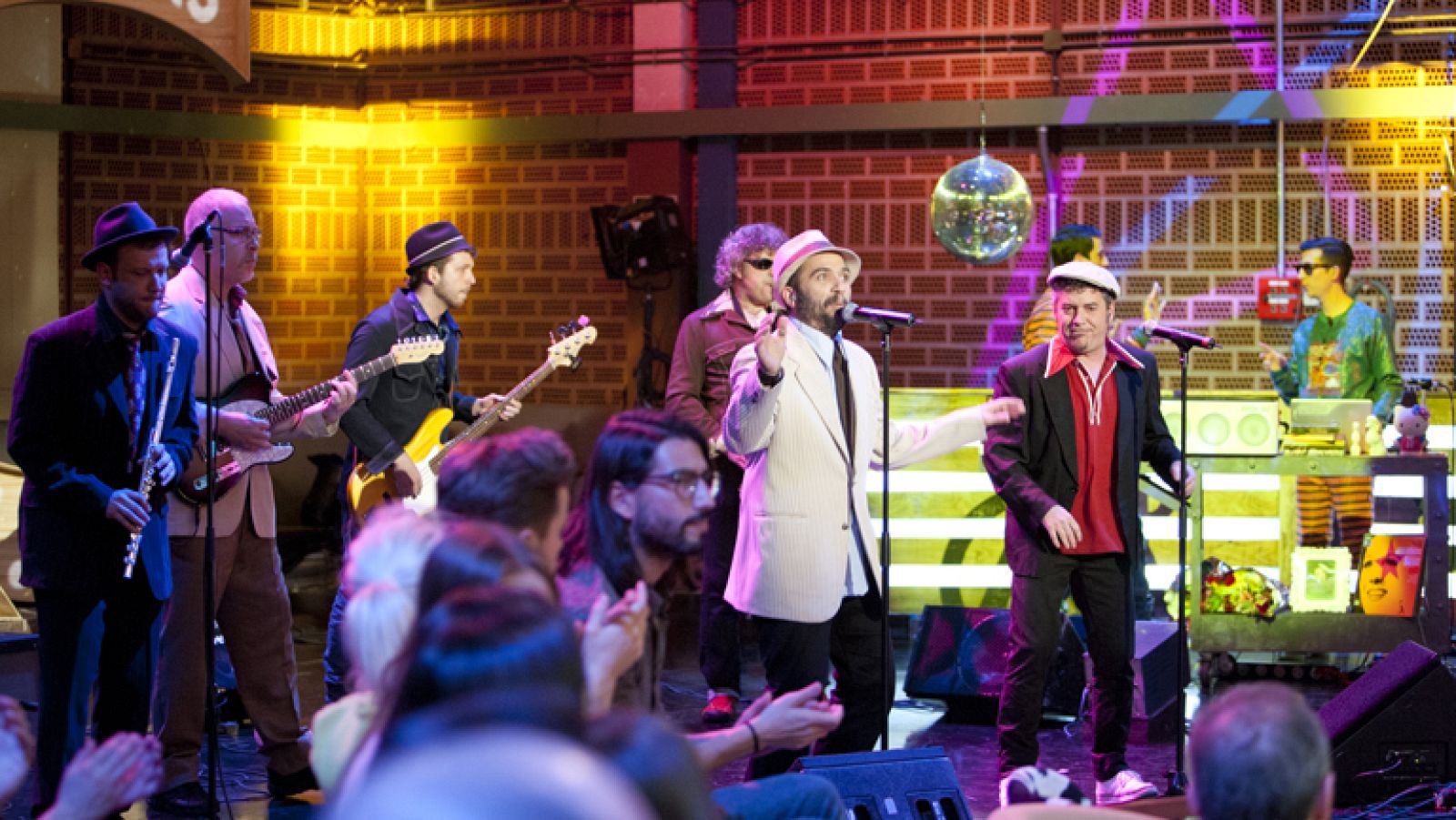 Marylou y cía cierran 'Alaska y Coronas' a ritmo de swing - Ver ahora