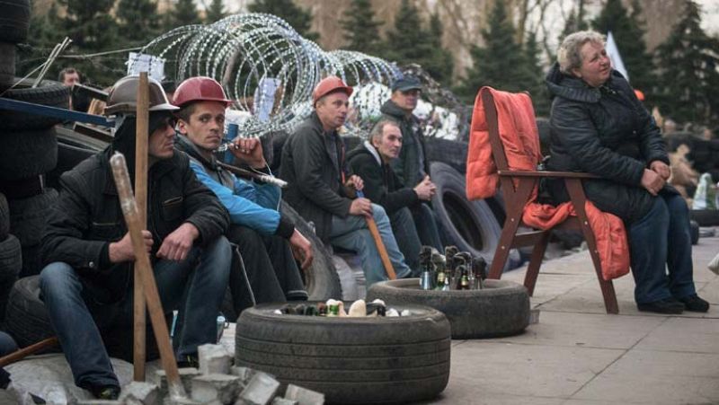 Los prorrusos siguen dentro de la sede de los servicios secretos ucranianos, en Lugansk