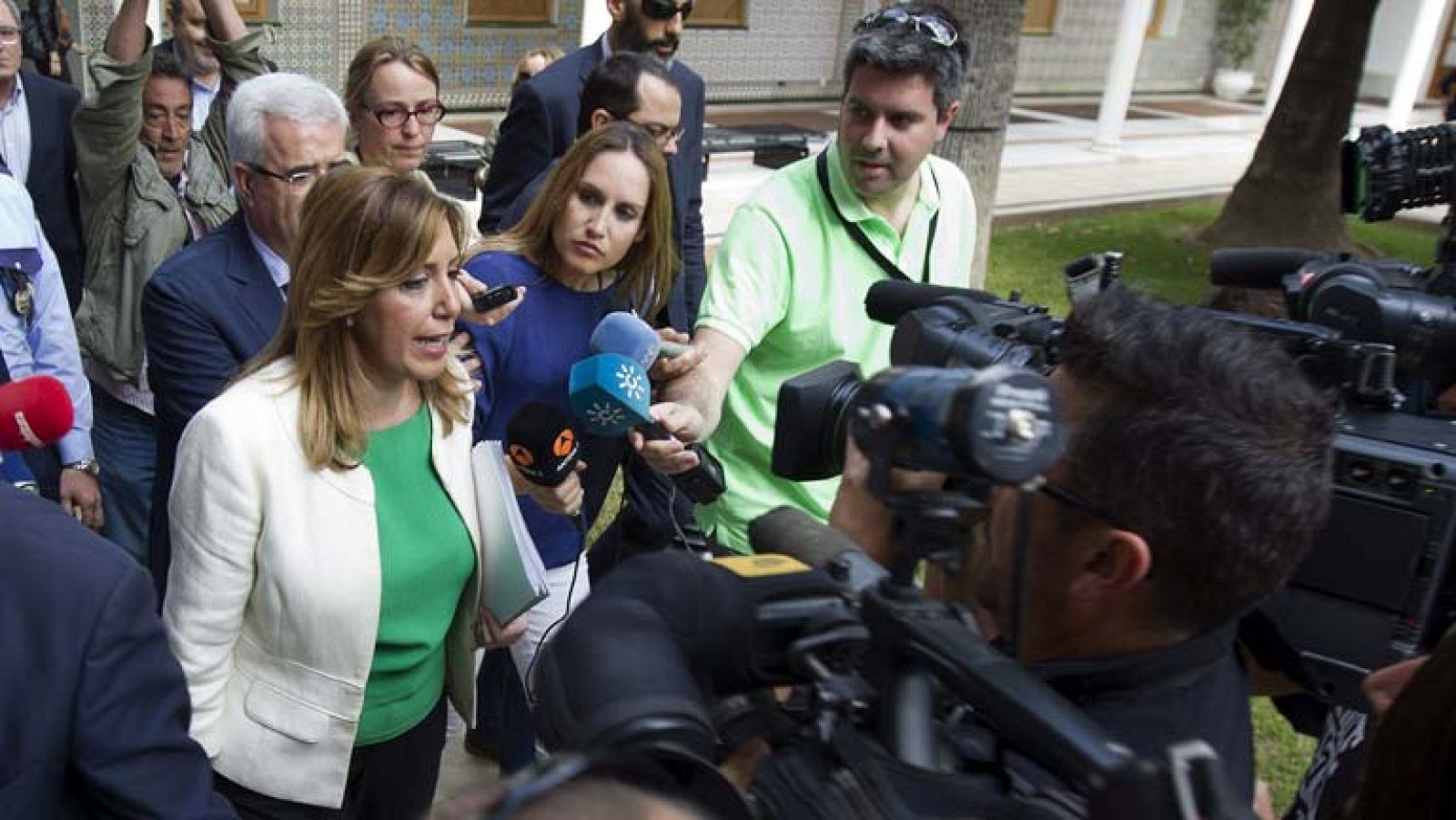 Susana Díaz confirma que ha firmado el decreto que retira provisionalmente a la Consejería de Vivienda las competencias de adjudicar inmuebles